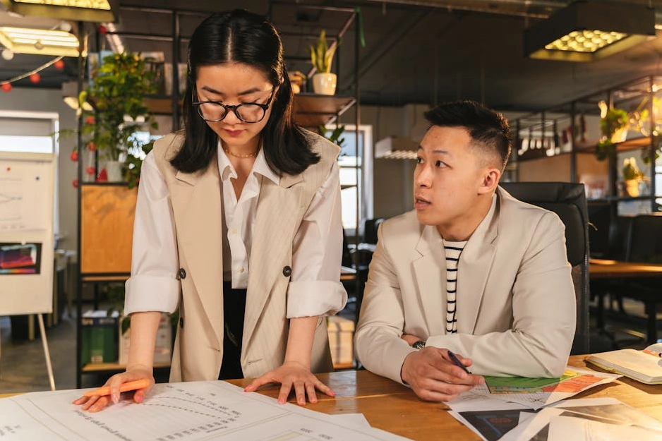 Tým top manažerů na strategickém meetingu diskutuje o firemní vizi.